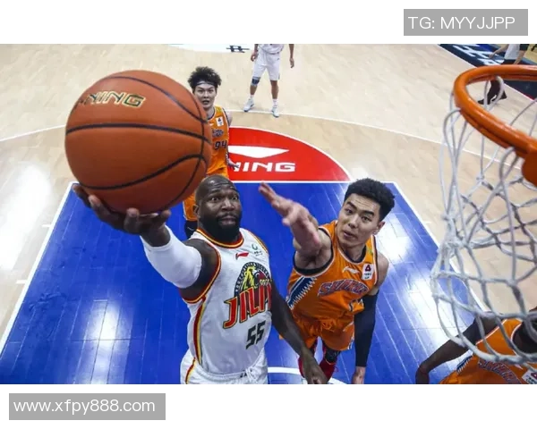 武汉篮球队在世界锦标赛中以100分稳居积分榜首位追赶者紧随其后