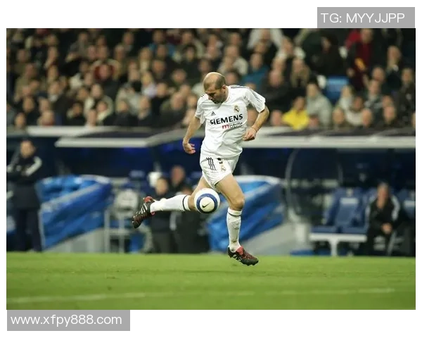 足球传奇齐达内的经典瞬间与辉煌成就的回顾与展望